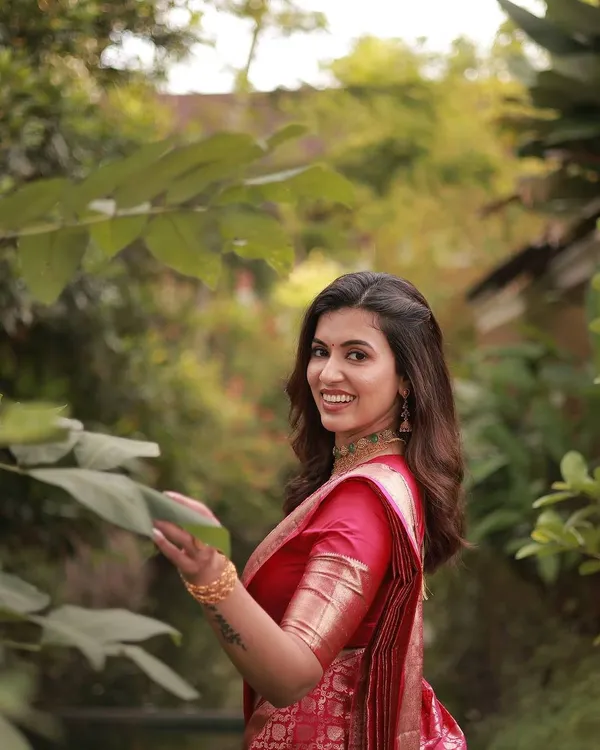Banarasi_Zari_Blossom_Saree