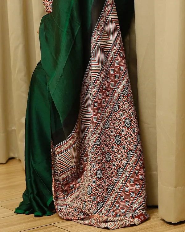 Green_Cotton_Premium_Designer_Saree_For_Women_|_With_Blouse_Piece