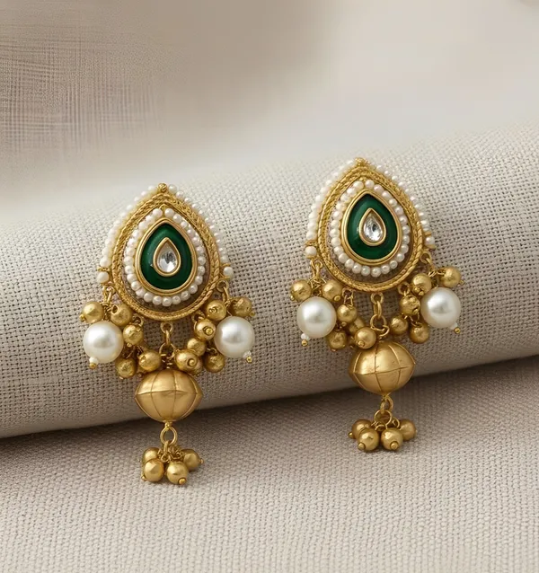 Traditional_Gold-Toned_Kundan_Necklace_Set_With_Green_And_Red_Stones