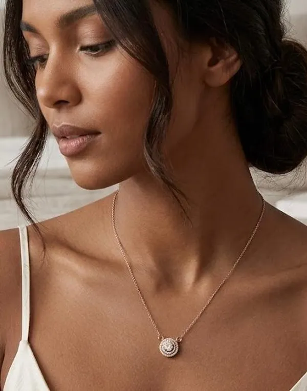 Elegant_Rose_Gold_Halo_Crystal_Pendant_Necklace