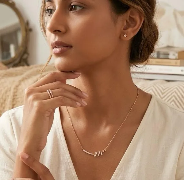 Elegant_Rose_Gold_Crystal_Smile_Pendant_Necklace