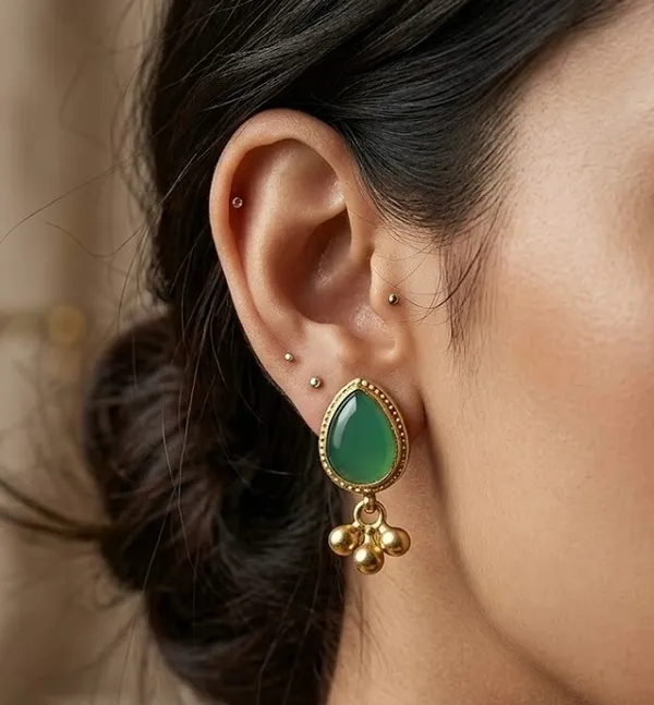 Traditional_Gold-Toned_Green_Stone_Pendant_Necklace_Set_With_Matching_Earrings