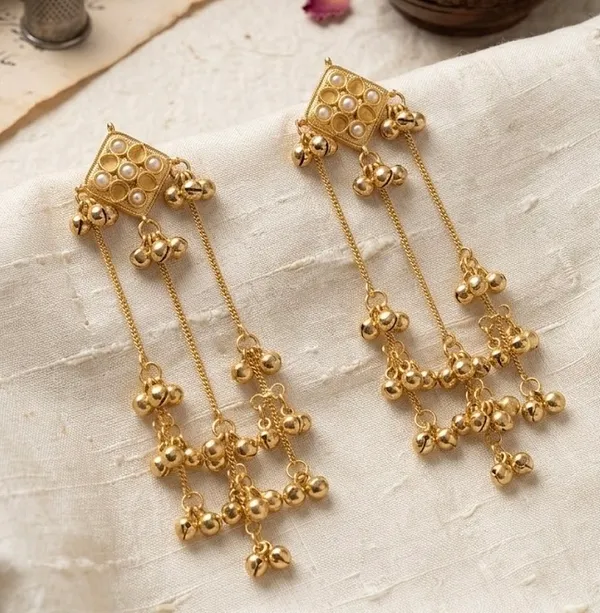Traditional_Gold-Toned_Kundan_Jhumka_Earrings_With_Pearl_Accents