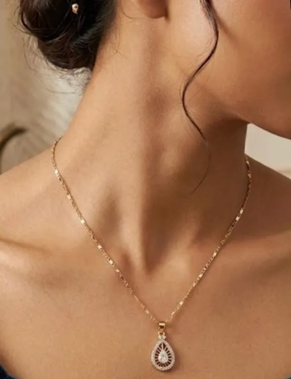 Gold-Plated_Teardrop_Pendant_Necklace_With_Sparkling_Crystals