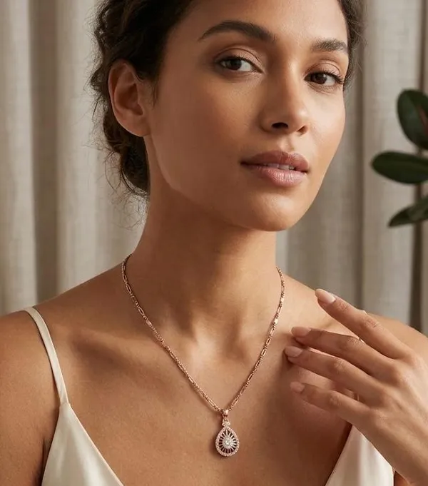 Gold-Plated_Teardrop_Pendant_Necklace_With_Sparkling_Crystals