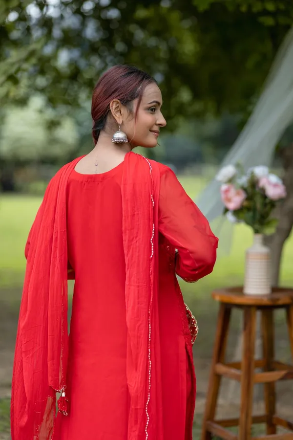 Red_Elegant_Embroidered_Traditional_Kurta_Set_With_Potli_Bag_For_Women