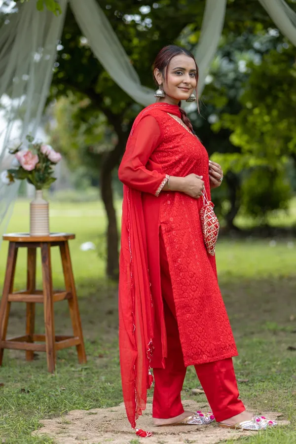 Red_Elegant_Embroidered_Traditional_Kurta_Set_With_Potli_Bag_For_Women