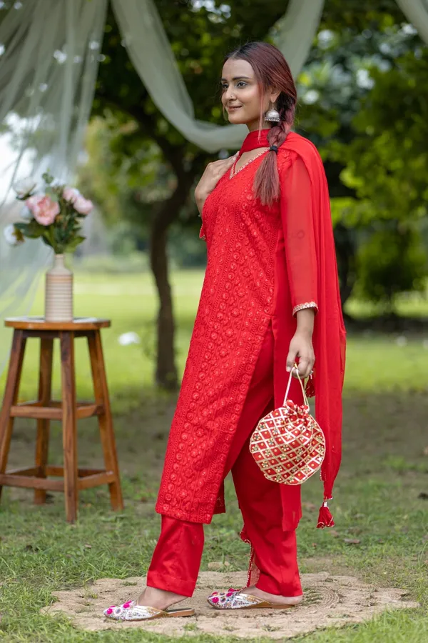 Red_Elegant_Embroidered_Traditional_Kurta_Set_With_Potli_Bag_For_Women