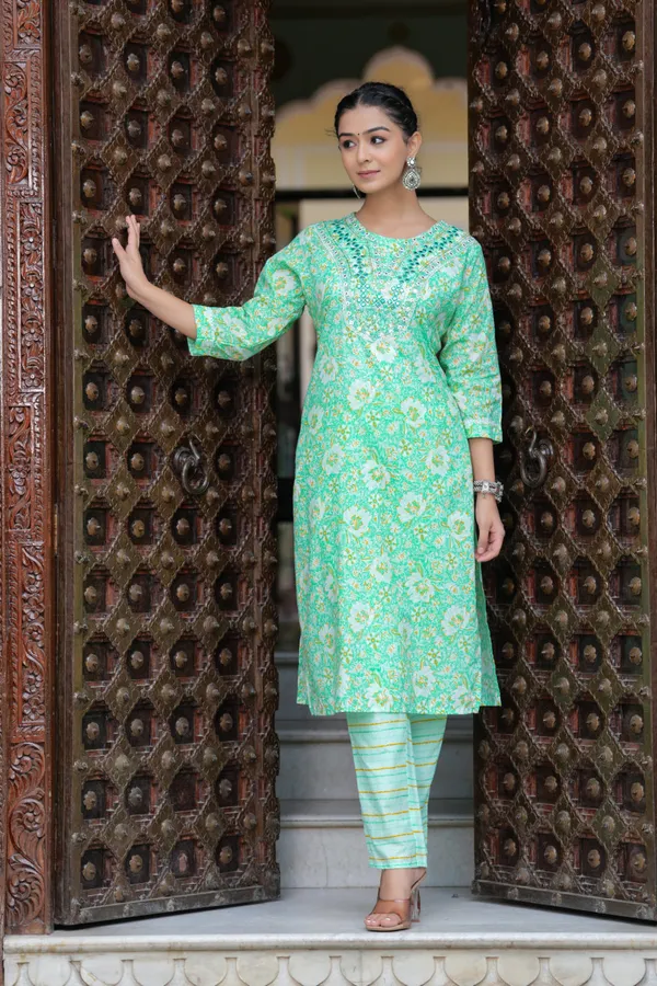 Green_Floral_Print_Kurti_Pant_Set_With_Embroidered_Yoke_For_Women