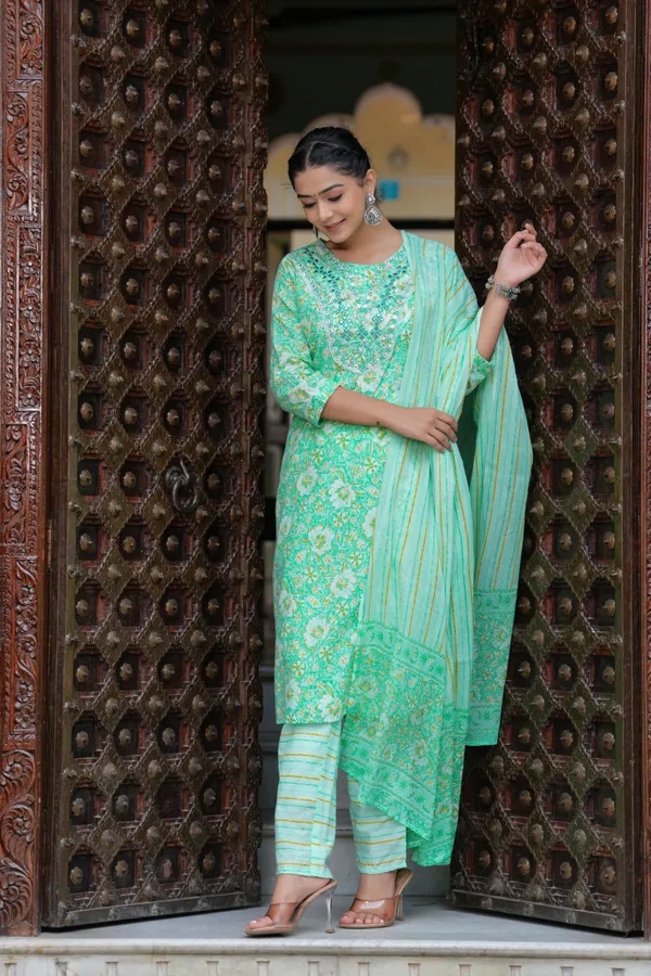 Green_Floral_Print_Kurti_Pant_Set_With_Embroidered_Yoke_For_Women