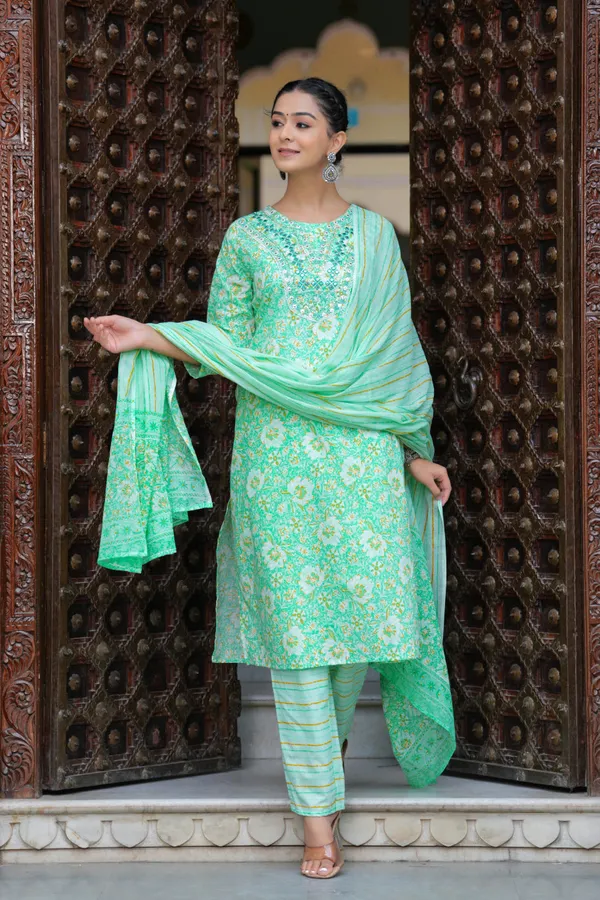 Green_Floral_Print_Kurti_Pant_Set_With_Embroidered_Yoke_For_Women