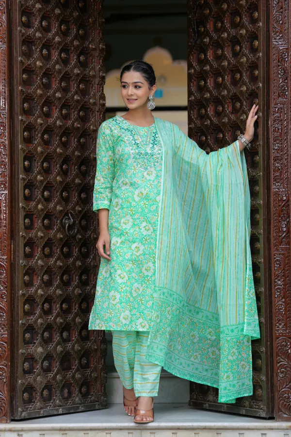 Green_Floral_Print_Kurti_Pant_Set_With_Embroidered_Yoke_For_Women
