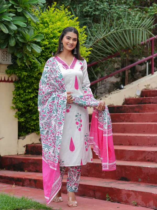 Pink_Cotton_Floral_Boota_Printed_Kurta_Set_With_Mulmul_Dupatta_For_Women