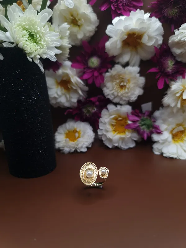 Gold_And_White_Elegant_Circular_Ring