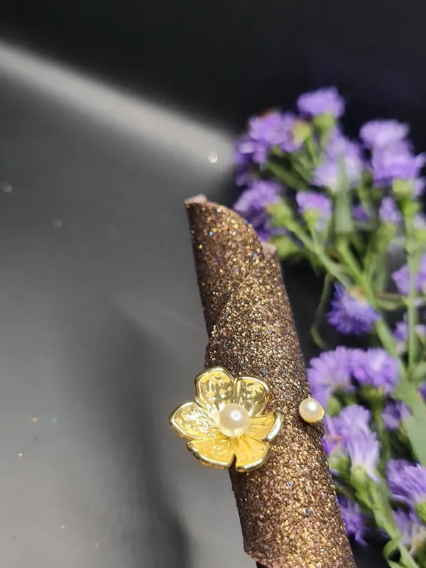 Gold_And_White_Floral_Pearl_Ring_With_Adjustable_Design