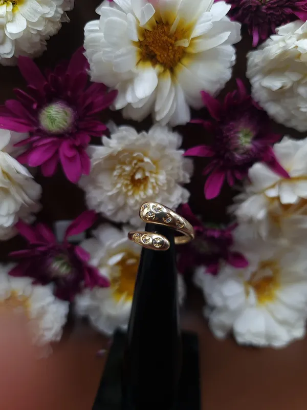 Gold_Spiral_Ring_With_Crystal_Accents