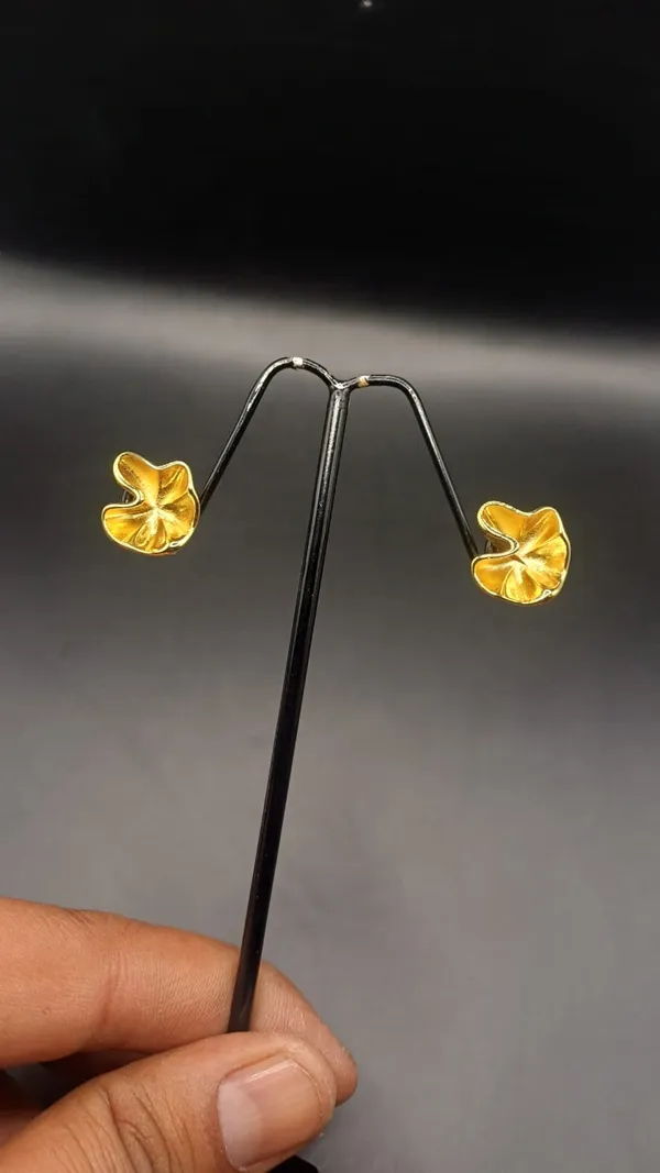 Gold_Flower_Petal_Stud_Earrings
