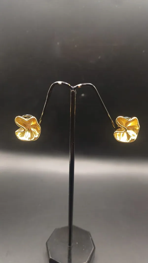 Gold_Flower_Petal_Stud_Earrings