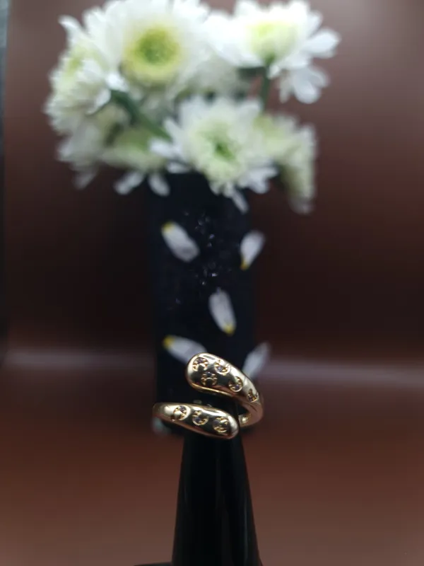 Gold_Spiral_Ring_With_Crystal_Accents