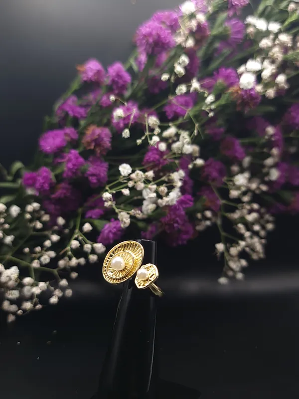 Gold_And_White_Elegant_Circular_Ring