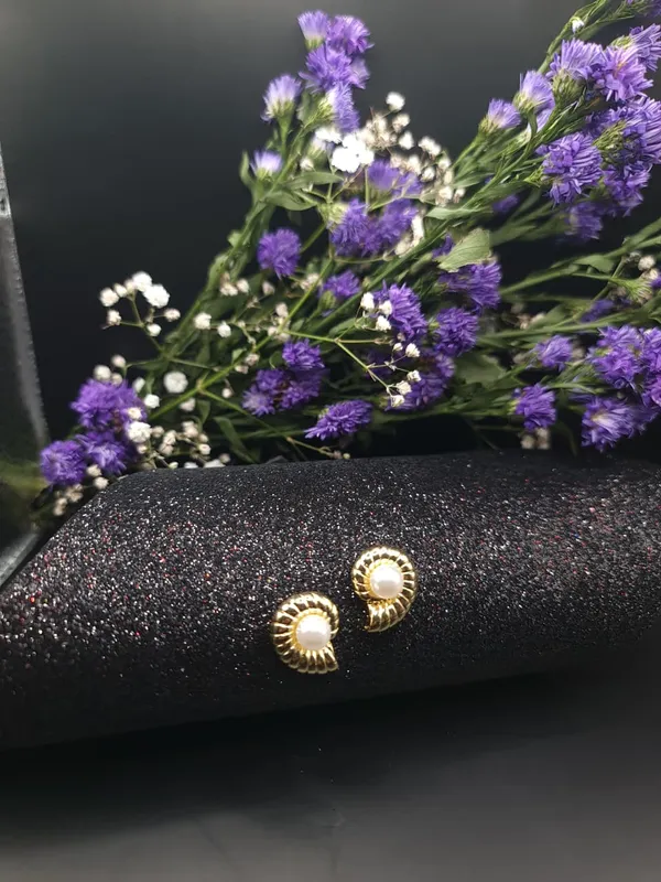 Gold_And_White_Elegant_Pearl_And_Stud_Earrings