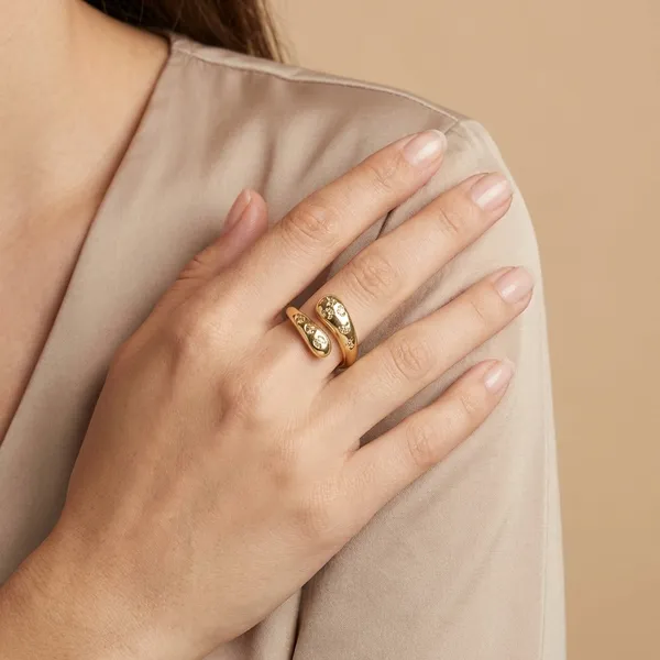 Gold_Spiral_Ring_With_Crystal_Accents
