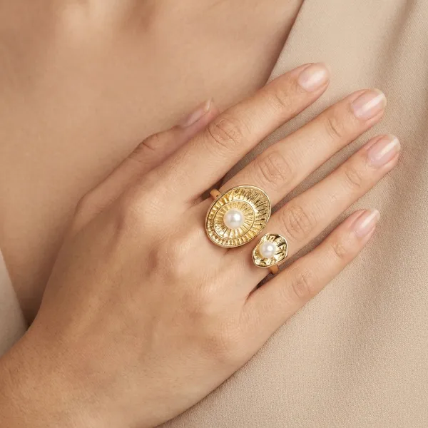 Gold_And_White_Elegant_Circular_Ring