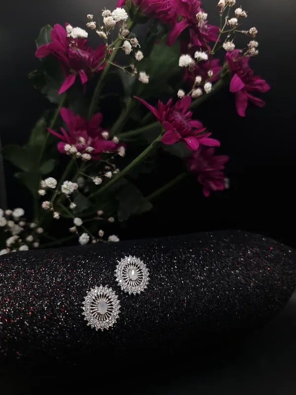 Silver_Elegant_Oval_Stud_Earrings_With_Crystal