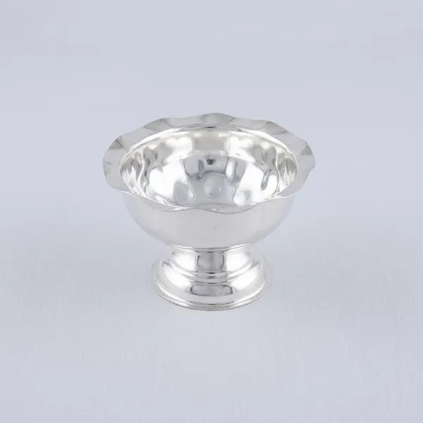 Silver_Toned_Decorative_Pedestal_Serving_Bowl_With_Scalloped_Rim