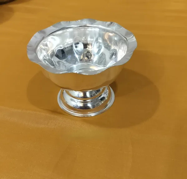 Silver_Toned_Decorative_Pedestal_Serving_Bowl_With_Scalloped_Rim
