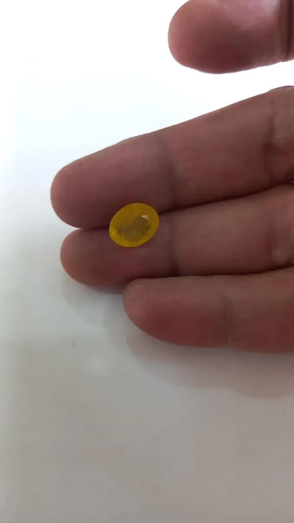 Natural_Created_Yellow_Sapphire_(Pukhraj)__6.21_Carat