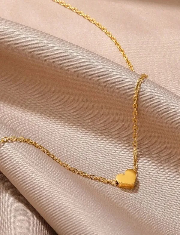 Gold_Toned_Pendant_Necklace_For_Women