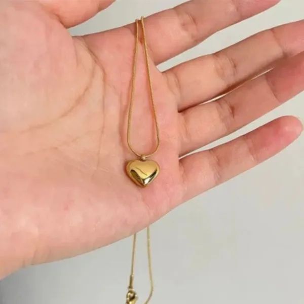 Elegant_Pendant_Set_With_Matching_Earrings
