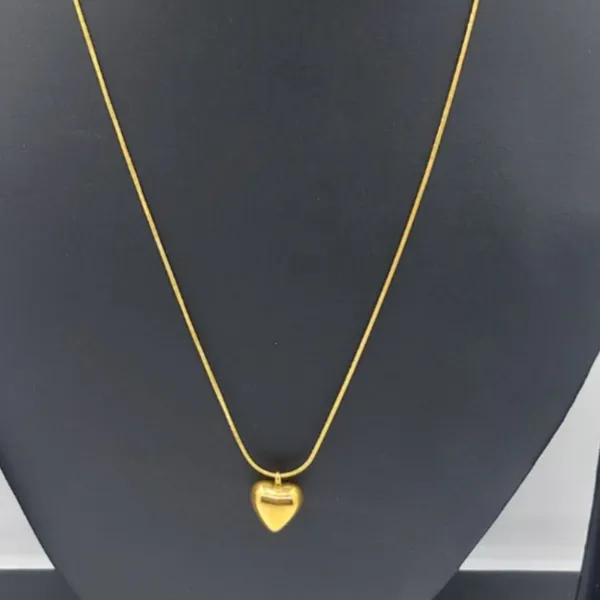 Elegant_Pendant_Set_With_Matching_Earrings
