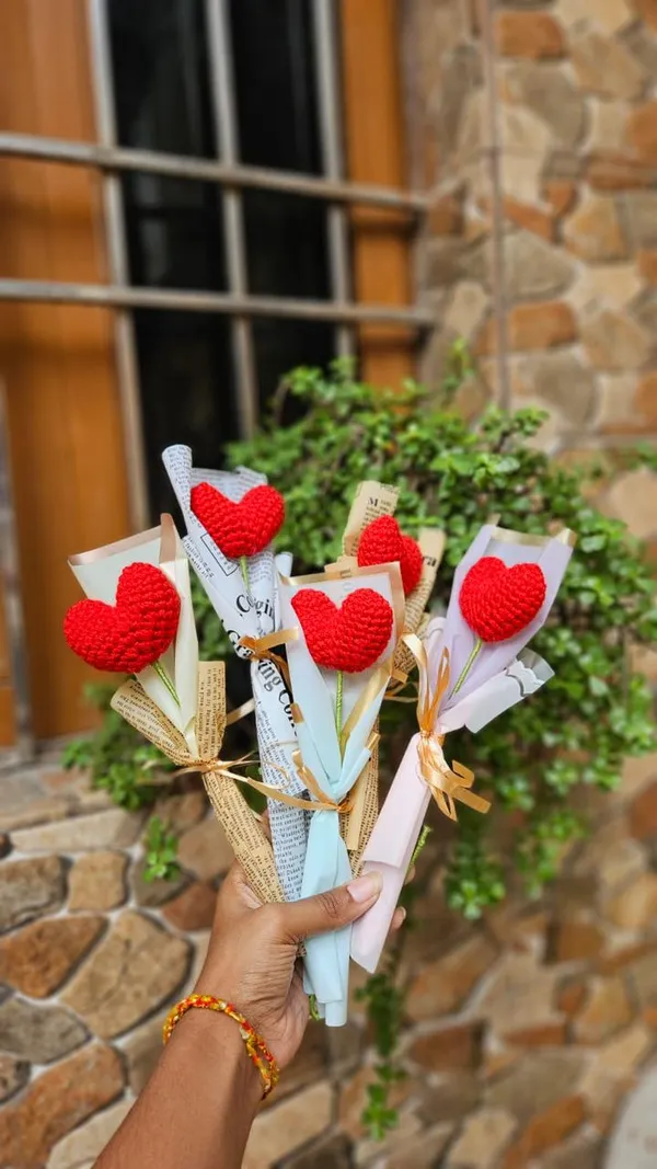 Red_Handmade_Heart_Shaped_Crochet_Flower_Bouquet_Pack_Of_5