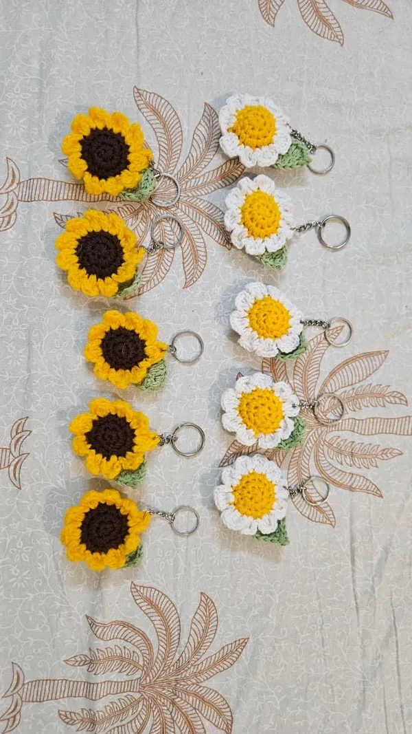 Handmade_Crochet_Flower_Keychains_Sunflower_&_Daisy_Design_Pack_Of_2