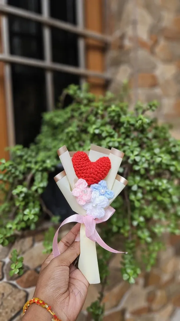Red_Handcrafted_Crochet_Heart_Bouquet_With_Decorative_Flowers