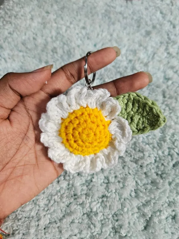 White_Handmade_Crochet_Daisy_Flower_Keychain