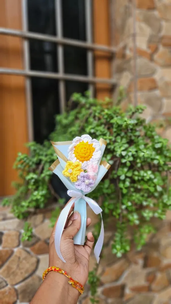 Handmade_Crochet_Flower_Bouquet_With_daisy