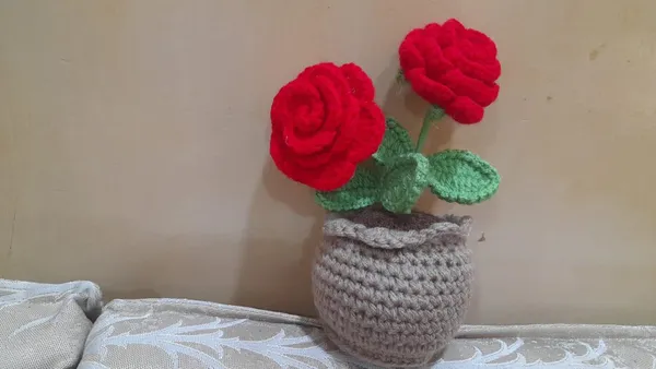 Red_Handmade_Crochet_Flower_Bouquet_With_Vase