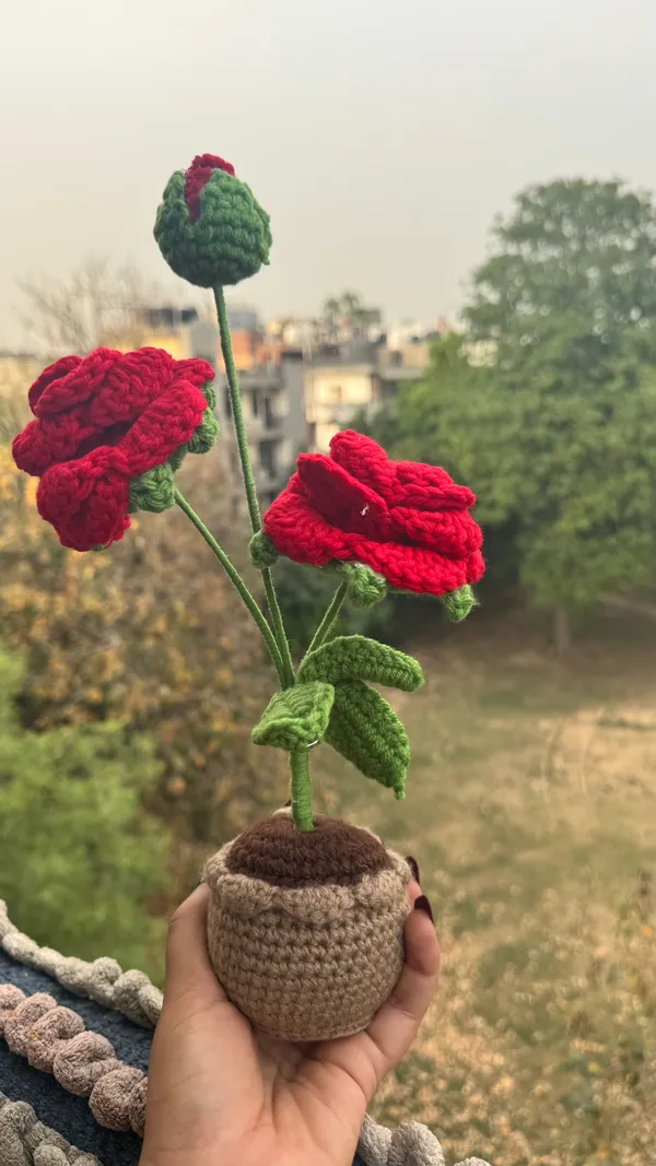 Dual_rose_with_bud_brown_pot