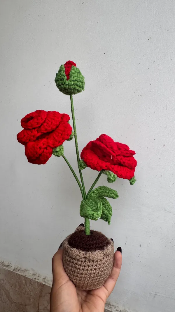 Dual_rose_with_bud_brown_pot
