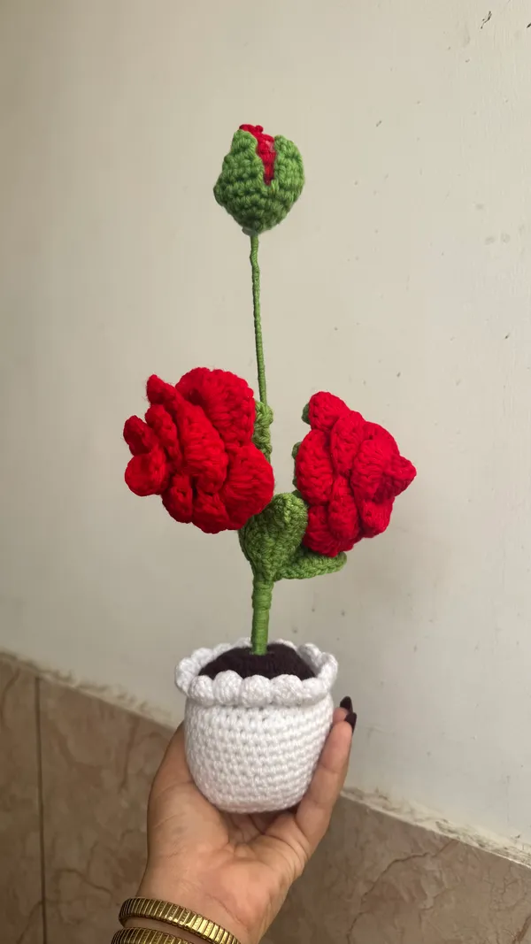 Dual_rose_with_bud_White_pot