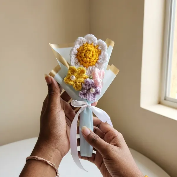 Handmade_Crochet_Flower_Bouquet_With_daisy