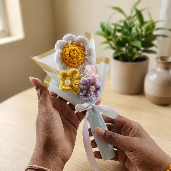 Handmade_Crochet_Flower_Bouquet_With_daisy