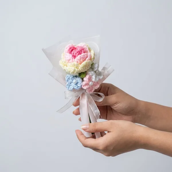 White_Handcrafted_Crochet_Flower_Bouquet