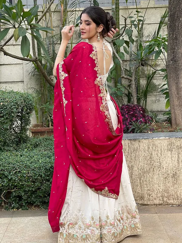 Chinnon_Silk_Traditional_Motiff_Embroidered_Lehenga_Choli_With_Dupatta_Set