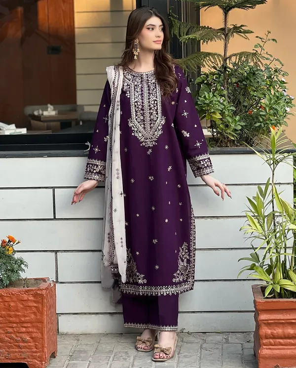 Pure_Georgette_Sequins_Embroidered_Lucknowi_Kurta_Pant_Set