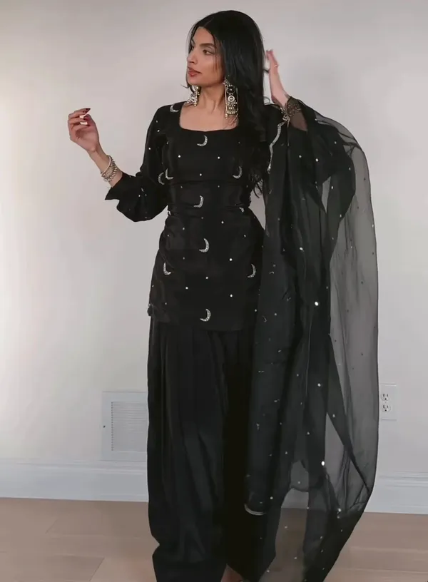 Pure_Silk_Traditional_Motiff_Embroidered_Farshi_Salwar_Suit_Set