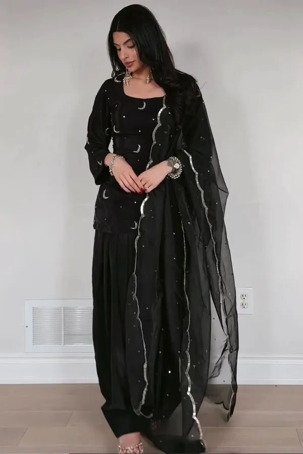 Pure_Silk_Traditional_Motiff_Embroidered_Farshi_Salwar_Suit_Set